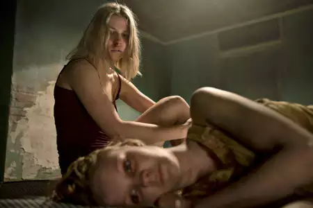 Pod osłoną mroku - galeria zdjęć - filmweb