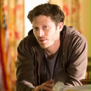 Zach Gilford w Rodzina Warrenów