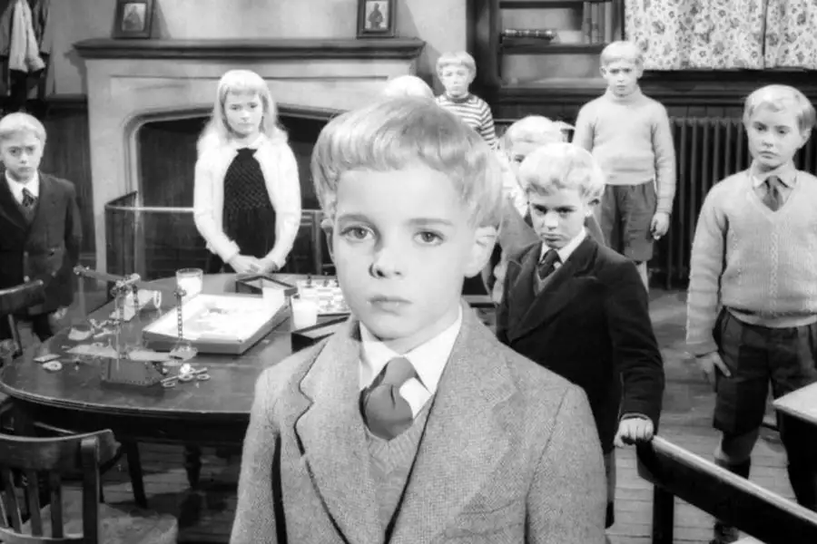 Wioska przeklętych - galeria zdjęć - filmweb