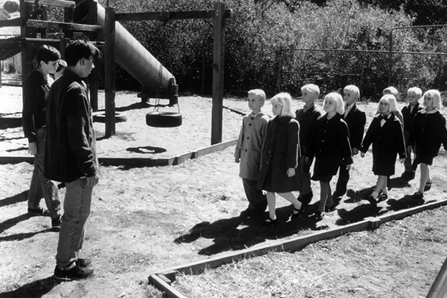 Wioska przeklętych - galeria zdjęć - filmweb