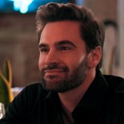 Tom Bateman w The Love Hypothesis
