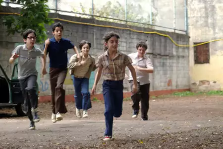 Rok, w kt&oacute;rym moi rodzice wyjechali na wakacje - galeria zdjęć - filmweb