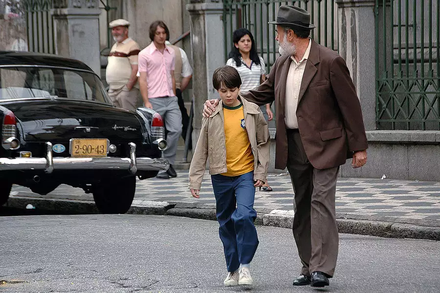 Rok, w kt&oacute;rym moi rodzice wyjechali na wakacje - galeria zdjęć - filmweb