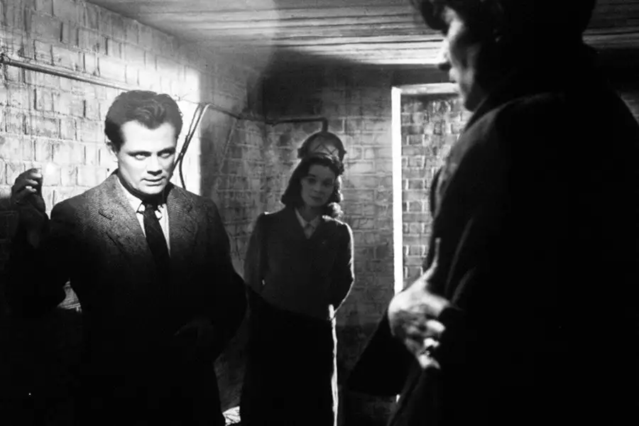 Niepotrzebni mogą odejść - galeria zdjęć - filmweb