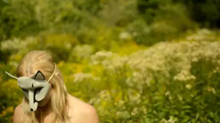 Dziewczyna w masce lisicy - galeria zdjęć - filmweb