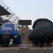 Kyle Larson vs The Double - galeria zdjęć - filmweb