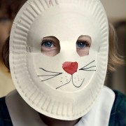Dziewczynka w króliczej masce - galeria zdjęć - filmweb