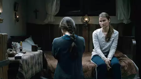 Za wzgórzami - galeria zdjęć - filmweb