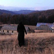 Za wzgórzami - galeria zdjęć - filmweb