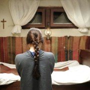 Za wzgórzami - galeria zdjęć - filmweb