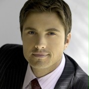 Eric Winter w Pod osłoną nocy