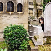 Kobieta na cmentarzu