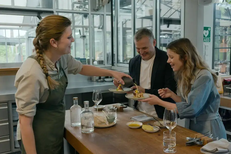 Somebody Feed Phil - galeria zdjęć - filmweb