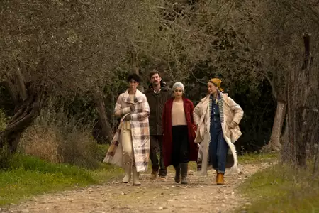 W uścisku - galeria zdjęć - filmweb