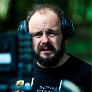 Czytający komunikat powodziowy w radio
