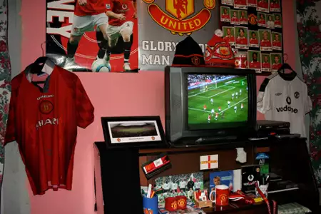 M&oacute;j kumpel Manchester United - galeria zdjęć - filmweb