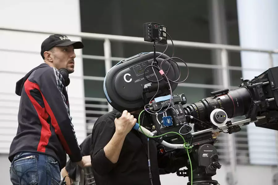 Kłopotliwy gość - galeria zdjęć - filmweb