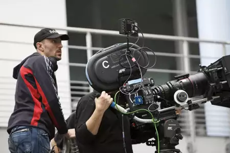 Kłopotliwy gość - galeria zdjęć - filmweb