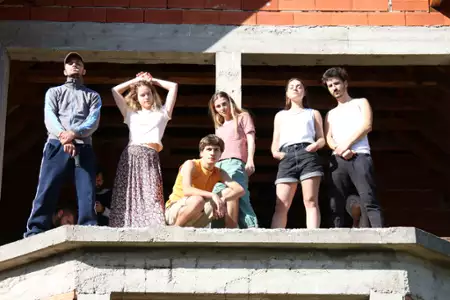Wzg&oacute;rze ryczących lwic - galeria zdjęć - filmweb