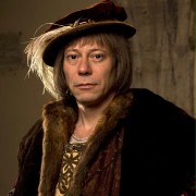 Mathieu Amalric w W komnatach Wolf Hall