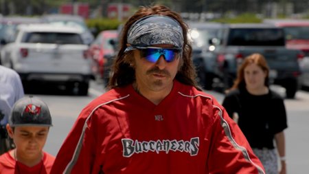 Sezon 1 Odcinek 1 Baker Mayfield as Gus Swayze