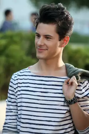 Faking It - galeria zdjęć - filmweb