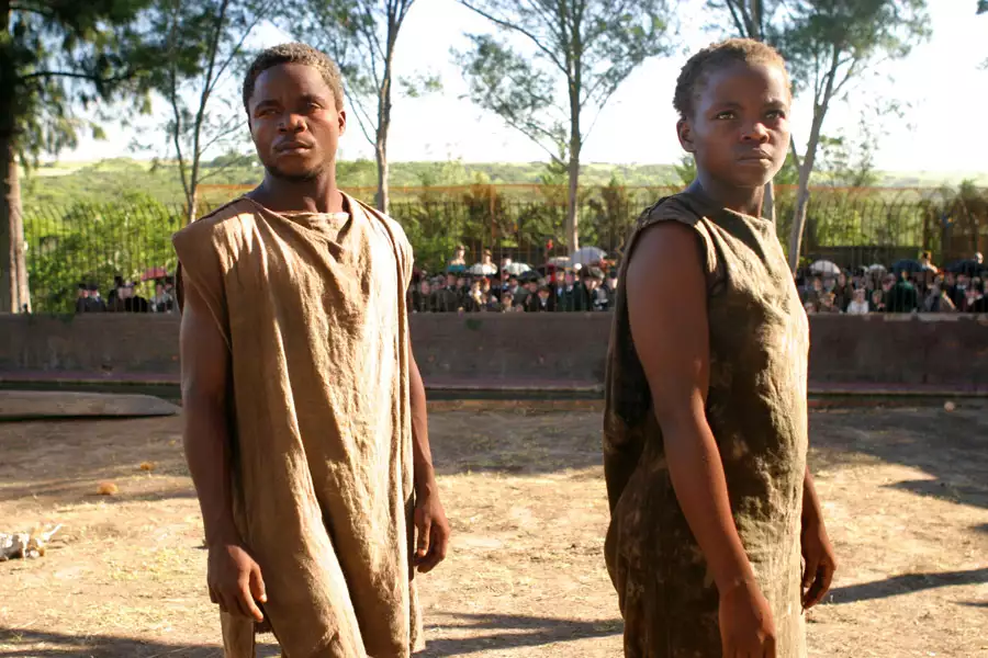 Człowiek człowiekowi - galeria zdjęć - filmweb