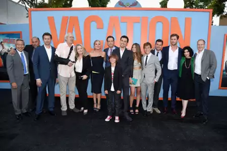 W nowym zwierciadle: Wakacje - galeria zdjęć - filmweb