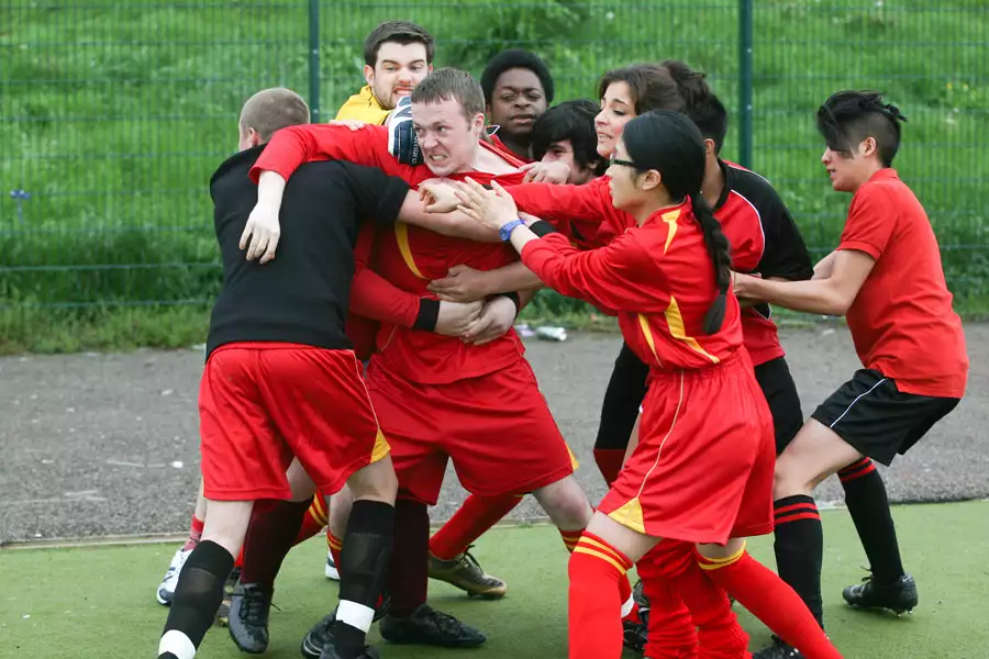 Złe wychowanie - galeria zdjęć - filmweb