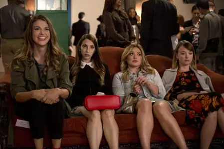 Younger - galeria zdjęć - filmweb