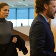 Niewygodny układ - galeria zdjęć - filmweb
