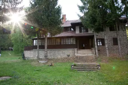 Nad grobem - galeria zdjęć - filmweb