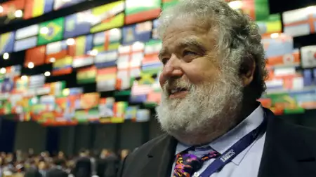 Piłkarski puchar świata na sprzedaż - galeria zdjęć - filmweb