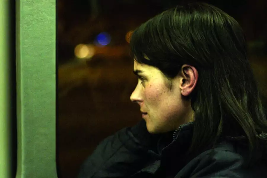 Karen płacze w autobusie - galeria zdjęć - filmweb