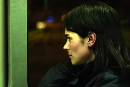 Karen płacze w autobusie - galeria zdjęć - filmweb