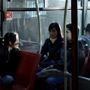 Karen płacze w autobusie - galeria zdjęć - filmweb