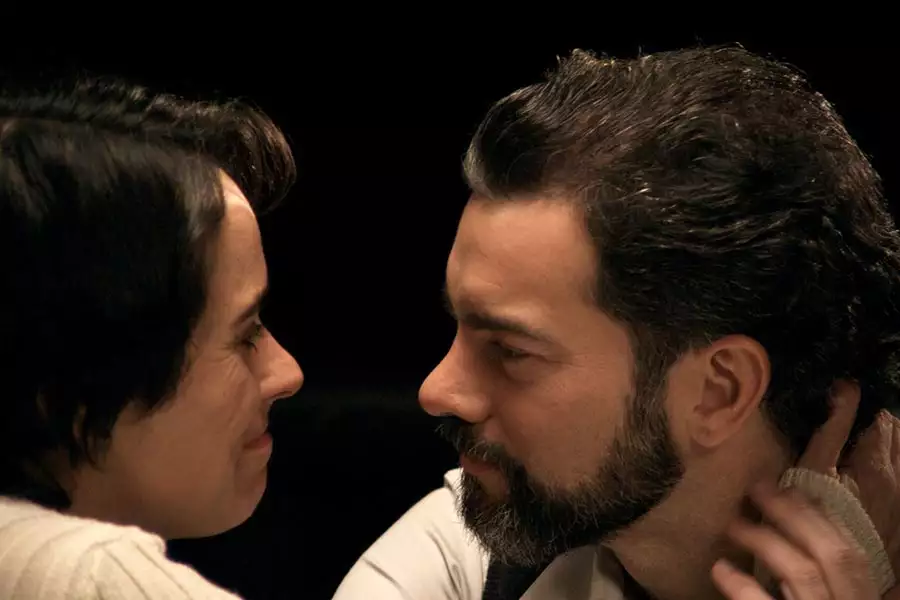 Karen płacze w autobusie - galeria zdjęć - filmweb