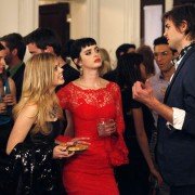 Don't Trust the B---- in Apartment 23 - galeria zdjęć - filmweb