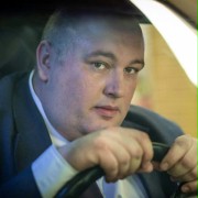 Meżczyzna w aucie