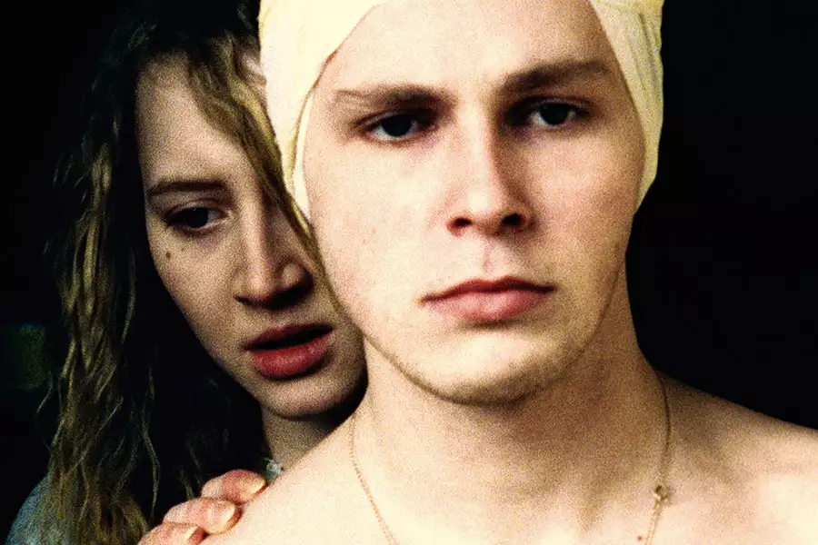 Listopadowe dziecko - galeria zdjęć - filmweb