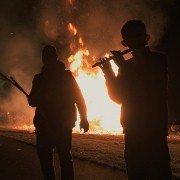 Matka wystawia syna na strzał - galeria zdjęć - filmweb