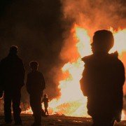 A Mother Brings Her Son to Be Shot - galeria zdjęć - filmweb