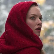 Dziewczyna w czerwonej pelerynie - galeria zdjęć - filmweb