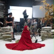 Dziewczyna w czerwonej pelerynie - galeria zdjęć - filmweb