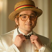 Taron Egerton w Rocketman