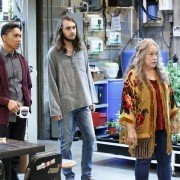 Disjointed - galeria zdjęć - filmweb