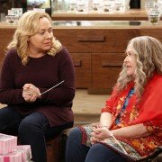 Disjointed - galeria zdjęć - filmweb