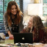 Disjointed - galeria zdjęć - filmweb