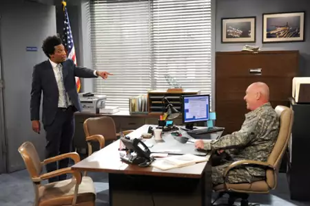 Mulaney - galeria zdjęć - filmweb