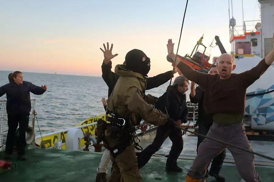 On Thin Ice: Putin v Greenpeace - galeria zdjęć - filmweb